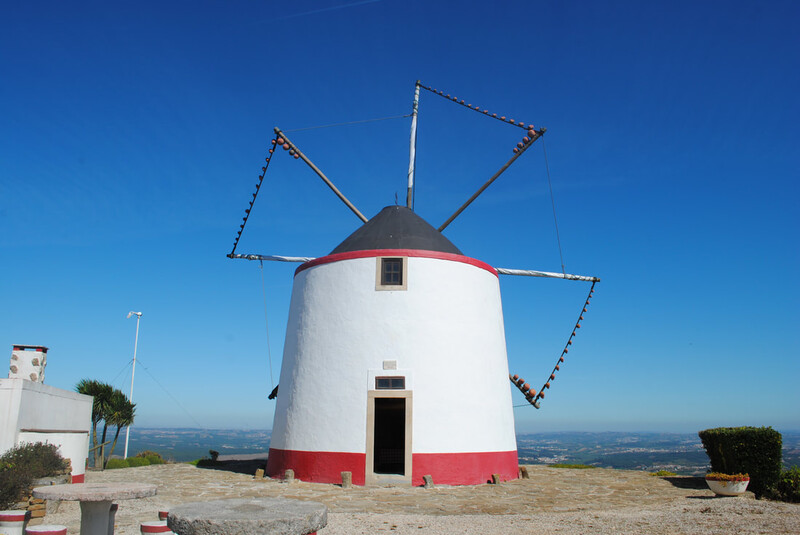 1000018173_moinho-de-penedo-dos-ovos-ergue-se-bem-alto-no-montejunto_orig.jpg