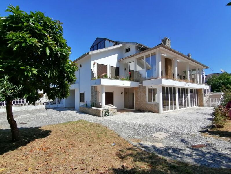 House V8 Leiria - garage, swimming pool, central heating, alarm, solar panels, attic, barbecue, terraces, fireplace, balcony, terrace, garden