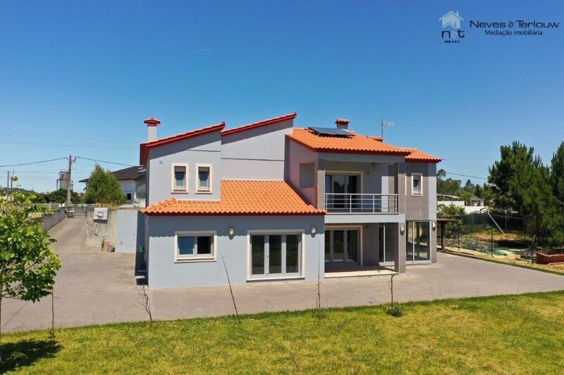 House in good condition V3 Monte Redondo Leiria - central heating, garden, equipped kitchen, air conditioning, attic, garage, terrace, marquee, solar panels, balcony, barbecue, automatic gate