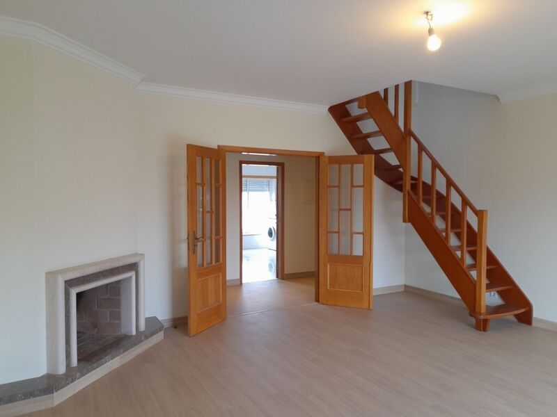 Apartment 3 bedrooms Duplex in good condition Leiria - equipped, central heating, attic, fireplace, 4th floor, garage, balcony