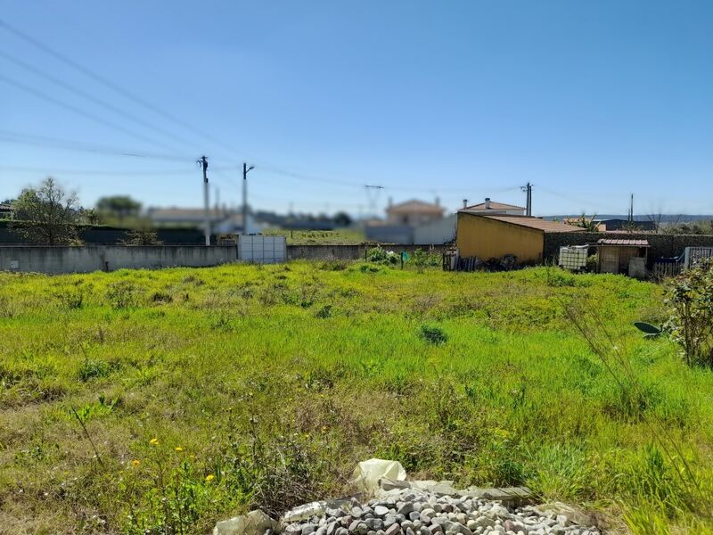 Terreno com 845m2 Regueira de Pontes Leiria - água da rede, furo, bons acessos, electricidade, viabilidade de construção