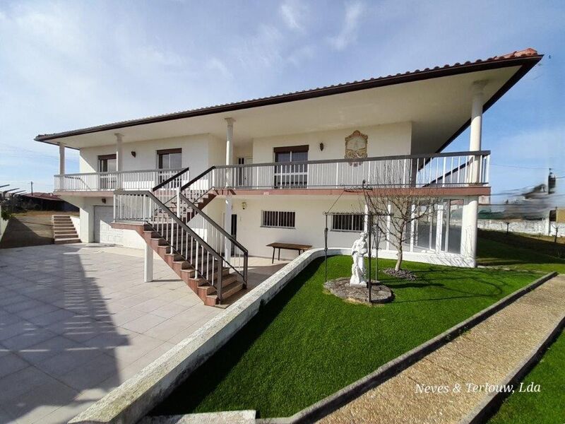 House V4 in good condition Monte Redondo Leiria - fireplace, balcony, barbecue, central heating, garage, garden