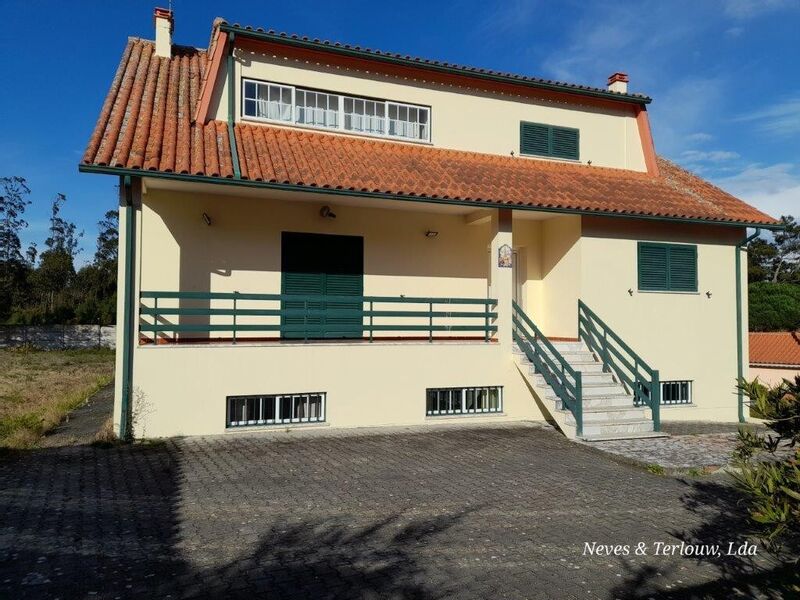 House in good condition V7 Coimbrão Leiria - central heating, solar panels, garage, garden, parking lot, attic, equipped kitchen, fireplace, barbecue, automatic gate