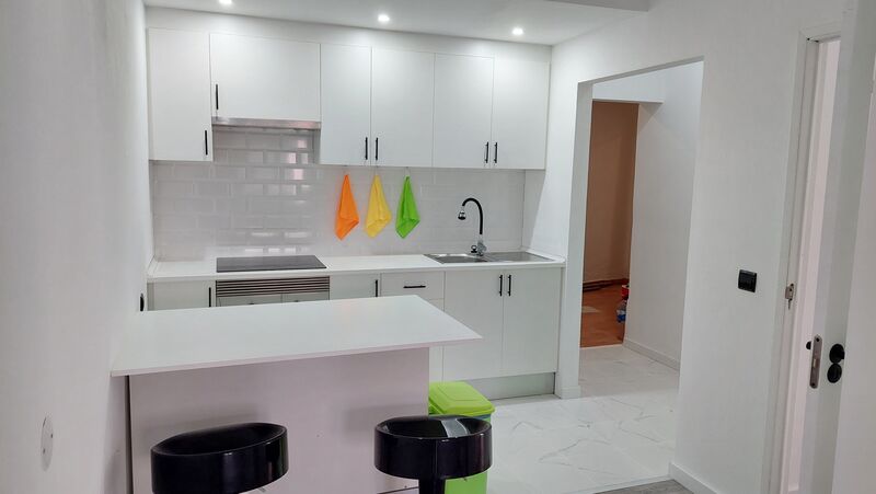 Apartamento T2+1 Renovado no centro São Martinho do Porto Alcobaça - cozinha equipada, r/c