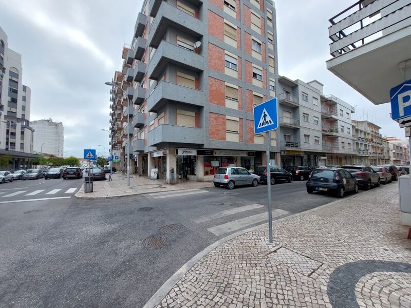 магазин в центре Avenida 1º Maio Nossa Senhora do Pópulo Caldas da Rainha - гараж, витрина