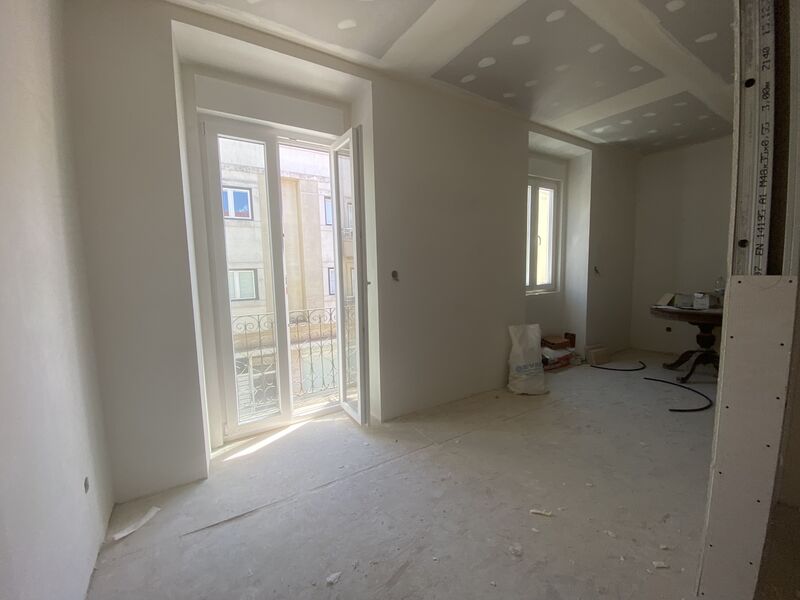 Apartamento por recuperar T2 São Domingos de Benfica Lisboa - jardim, mobilado, equipado, muita luz natural, vidros duplos