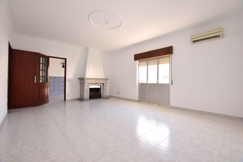 House excellent condition V4 Montemor-o-Novo - garage, terrace, fireplace, air conditioning, marquee