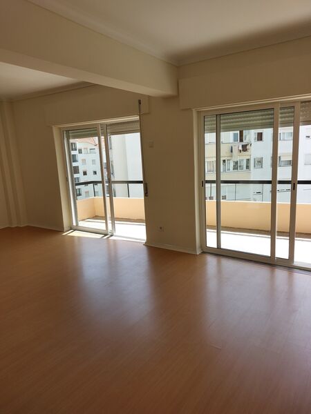 Apartamento T3 Monte Estoril Cascais - varandas, arrecadação, jardim, cozinha equipada