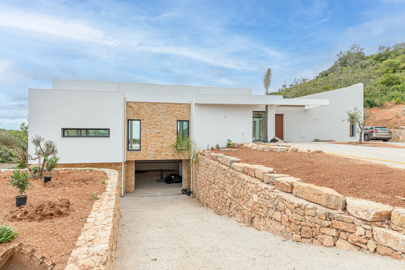 Casa nova perto da praia V4 Cabanita São Sebastião Loulé - vidros duplos, jardim, garagem, bbq, ar condicionado, piscina, terraço, painéis solares, caldeira, isolamento térmico