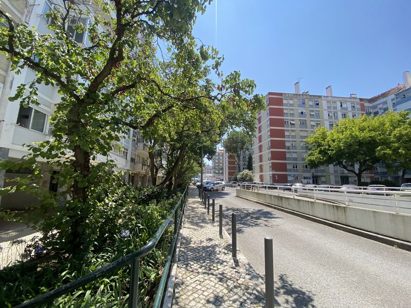 Apartamento T3 com boas áreas Benfica Lisboa - muita luz natural, vidros duplos, ar condicionado, varanda