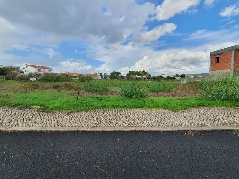 Lote de terreno com 267m2 Campo Caldas da Rainha - garagem