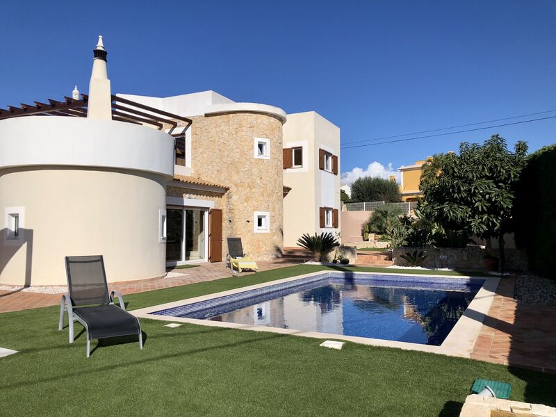 Home V6 Renovated excellent condition Rua Monte Canelas Mexilhoeira Grande Portimão - equipped, solar panels, swimming pool, garage, terraces, air conditioning, double glazing, garden, fireplace, furnished, terrace