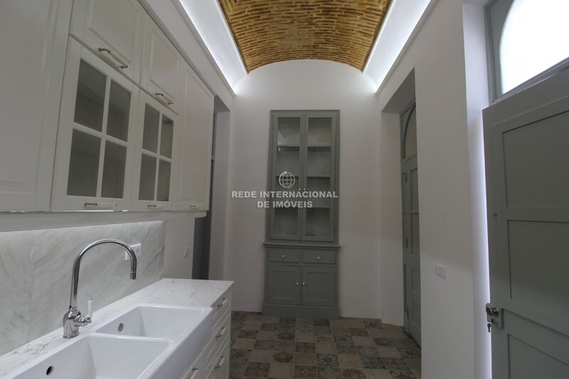 жилой дом V2 с ремонтом Quelfes Olhão - экипированная кухня, терраса
