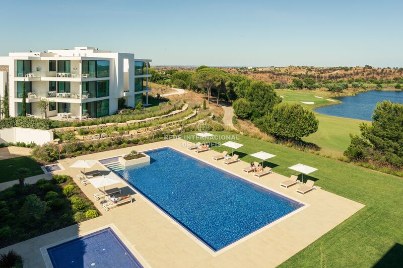 апартаменты T2 элитная в центре Monte Rei Golf & Country Club Vila Nova de Cacela Vila Real de Santo António - бассейн, полы с подогревом, сады, терраса, террасы