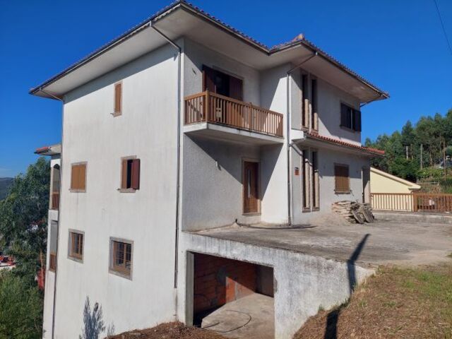 Lote de terreno com 550m2 Castelo de Paiva - garagem