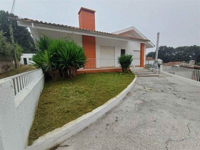 Moradia V3 Térrea Vila de Cucujães Oliveira de Azeméis - lareira, jardim, garagem