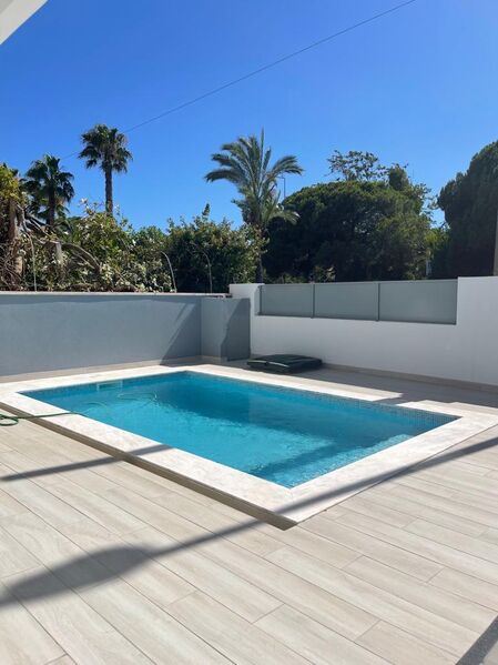 House 5 bedrooms Semidetached Almada - barbecue, swimming pool, double glazing, air conditioning, garage