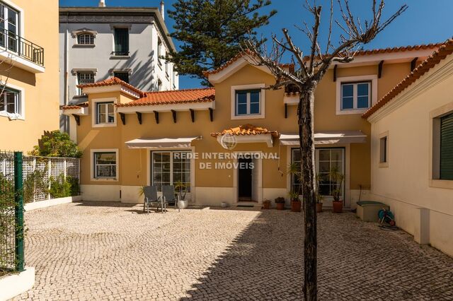 House in the center 4 bedrooms Monte Estoril Cascais - excellent location, fireplace, garage, terrace, gated community, garden