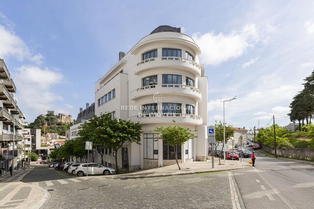 Apartment in the center 4 bedrooms Leiria - air conditioning, balcony, parking lot, equipped, central heating