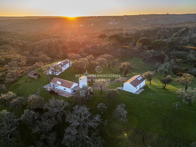 Chácara/Sítio/Fazenda V2 São Francisco da Serra Santiago do Cacém - árvores de fruto, equipada, jardim, salamandra, painéis solares, alarme, piscina, lareira, luz, água, sauna