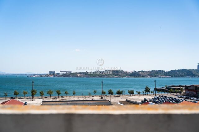 Apartamento Duplex T8 Santos Santos-o-Velho Lisboa - alarme, ar condicionado, varanda, aquecimento central