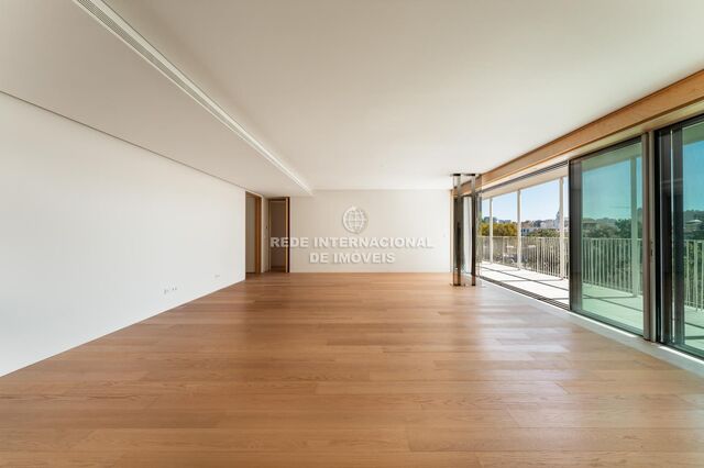 Apartment T4 Gulbenkian Avenidas Novas Lisboa - equipped, balconies, swimming pool, air conditioning, balcony, store room, garage, garden