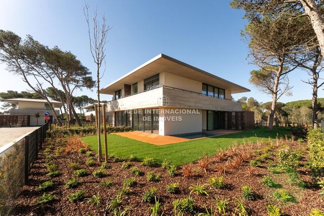 Moradia V3 Isolada Areia Cascais - cozinha equipada, parque infantil, isolamento térmico, painéis solares, piscina, condomínio privado, piso radiante, ténis