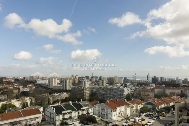 Apartamento em bom estado T5 Olivais Lisboa - vista rio, varanda, muita luz natural