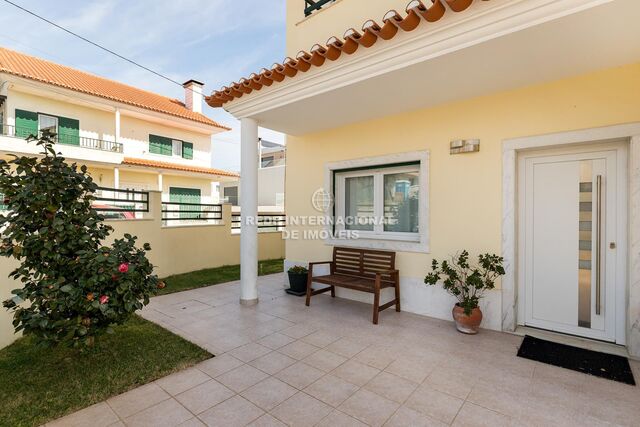 House 4 bedrooms Famões Odivelas - barbecue, air conditioning, garden, alarm