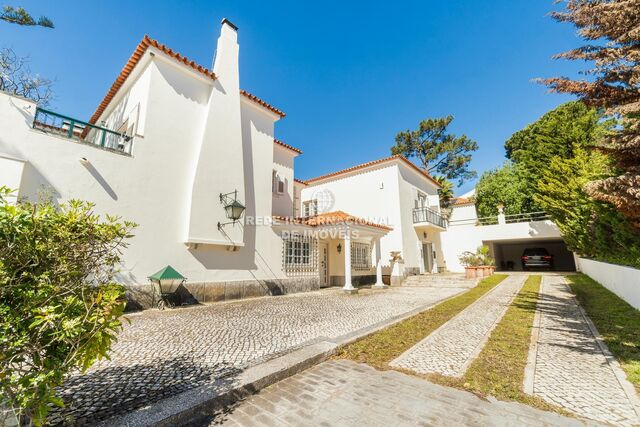 House in the center Estoril Cascais - equipped kitchen, tennis court, swimming pool, garage, alarm, fireplace, balcony, garden