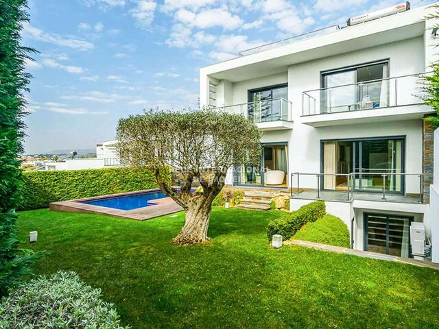 House V4 Isolated Murtal Parede Cascais - terrace, balconies, alarm, garage, garden, air conditioning, private condominium, balcony, fireplace, swimming pool