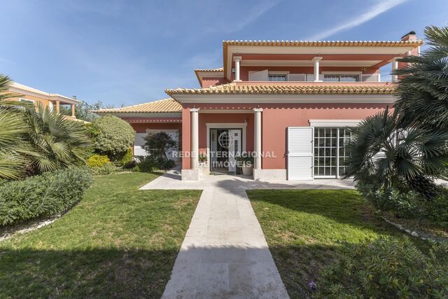 House 4 bedrooms Quinta da Beloura São Pedro Penaferrim Sintra - garage, air conditioning, fireplace, tennis court, swimming pool, alarm, garden, balcony