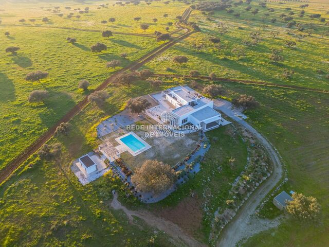 Homestead neues V5 Reguengos de Monsaraz - swimming pool, solar panels, water hole, equipped, garden, water, solar panels, air conditioning, fireplace, barbecue, underfloor heating