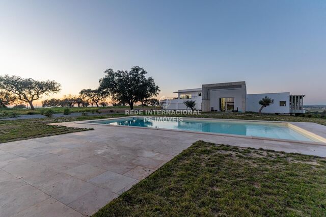 Homestead nueva V5 Reguengos de Monsaraz Évora - swimming pool, water, underfloor heating, solar panels, equipped, garden, water hole, solar panels, air conditioning, fireplace, barbecue, riding arena