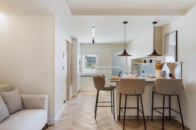 Apartamento Renovado T2 Príncipe Real Santo António Lisboa - jardins, vidros duplos, piscina, caldeira, ar condicionado, equipado, mobilado, isolamento acústico