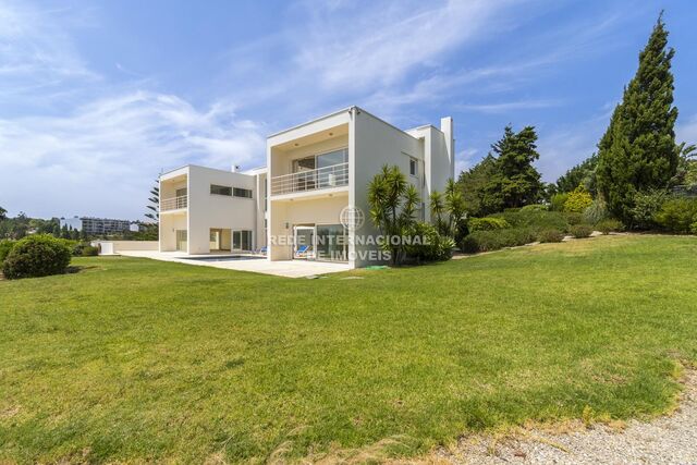 House 4 bedrooms Isolated Belas Clube de Campo Sintra - tennis court, air conditioning, excellent location, store room, swimming pool, barbecue, equipped kitchen, terraces, terrace, garden, gated community, garage, fireplace, alarm, balcony