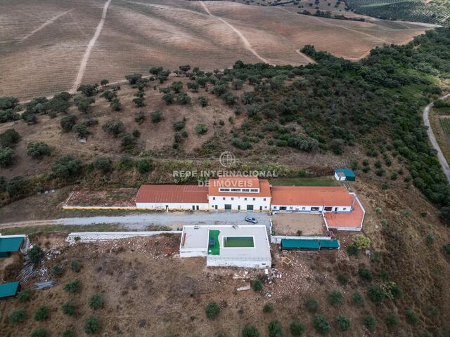 Farm Elvas Assunção - garage, water hole, swimming pool, air conditioning