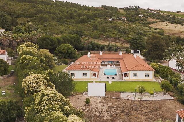 House in the countryside 8 bedrooms Alenquer - swimming pool, garden, fireplace, automatic gate, terrace, parking lot, garage, barbecue, plenty of natural light