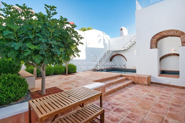 House 3 bedrooms Refurbished in the center Montemor-o-novo - underfloor heating, store room, central heating, plenty of natural light, heat insulation, attic, garage, automatic gate, fireplace, swimming pool, terrace