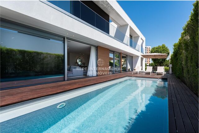 House Modern 4 bedrooms Carnaxide Oeiras - automatic irrigation system, alarm, balcony, garden, swimming pool, balconies, barbecue, air conditioning