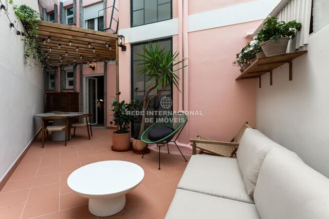 Apartment Renovated T2 Príncipe Real Santo António Lisboa - double glazing, furnished, lots of natural light, boiler, equipped, sound insulation, terrace, gardens, garden, air conditioning