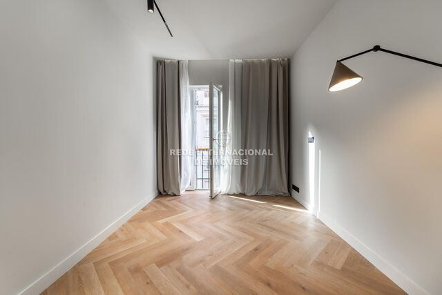 Apartamento Renovado T2 Príncipe Real Santo António Lisboa - vidros duplos, muita luz natural, caldeira, equipado, isolamento acústico, terraço, jardins, mobilado, ar condicionado