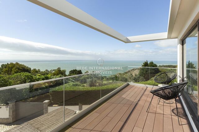 House 3 bedrooms Modern Biscaia Alcabideche Cascais - garden, alarm, sea view, swimming pool, garage, air conditioning, double glazing, fireplace, central heating, balcony