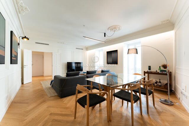 Apartment T3 Estrela Lisboa - air conditioning, kitchen, balconies, store room, garden, balcony, garage