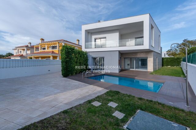 House Modern 4 bedrooms Azeitão Setúbal - air conditioning, garden, swimming pool, fireplace, alarm, solar panels, barbecue, central heating