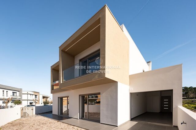 House Modern near the beach 4 bedrooms Praia de Santa Cruz Silveira Torres Vedras - garden, solar panels, balcony, garage, excellent location, alarm, balconies, swimming pool, air conditioning, barbecue