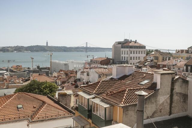 Apartment Luxury 2 bedrooms Chiado Encarnação Lisboa - balcony, air conditioning