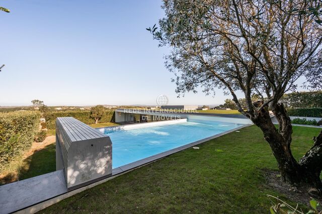 House V4 Isolated Óbidos - equipped kitchen, tennis court, playground, garden, central heating, fireplace, swimming pool