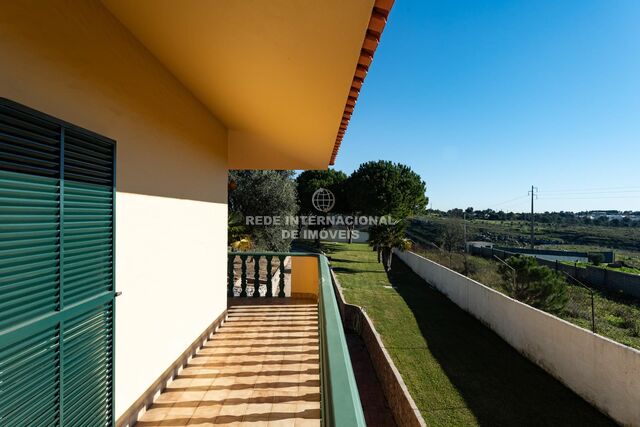 House 4 bedrooms Isolated Murches Alcabideche Cascais - barbecue, solar panels, fireplace, store room, central heating, swimming pool, garage, plenty of natural light, garden