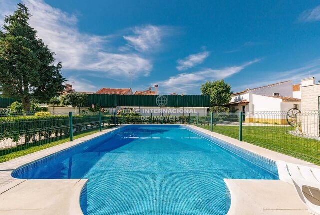 House nueva in the center V9 Benavente - fireplace, store room, central heating, equipped kitchen, boiler, double glazing, garden, swimming pool, barbecue, terrace, attic